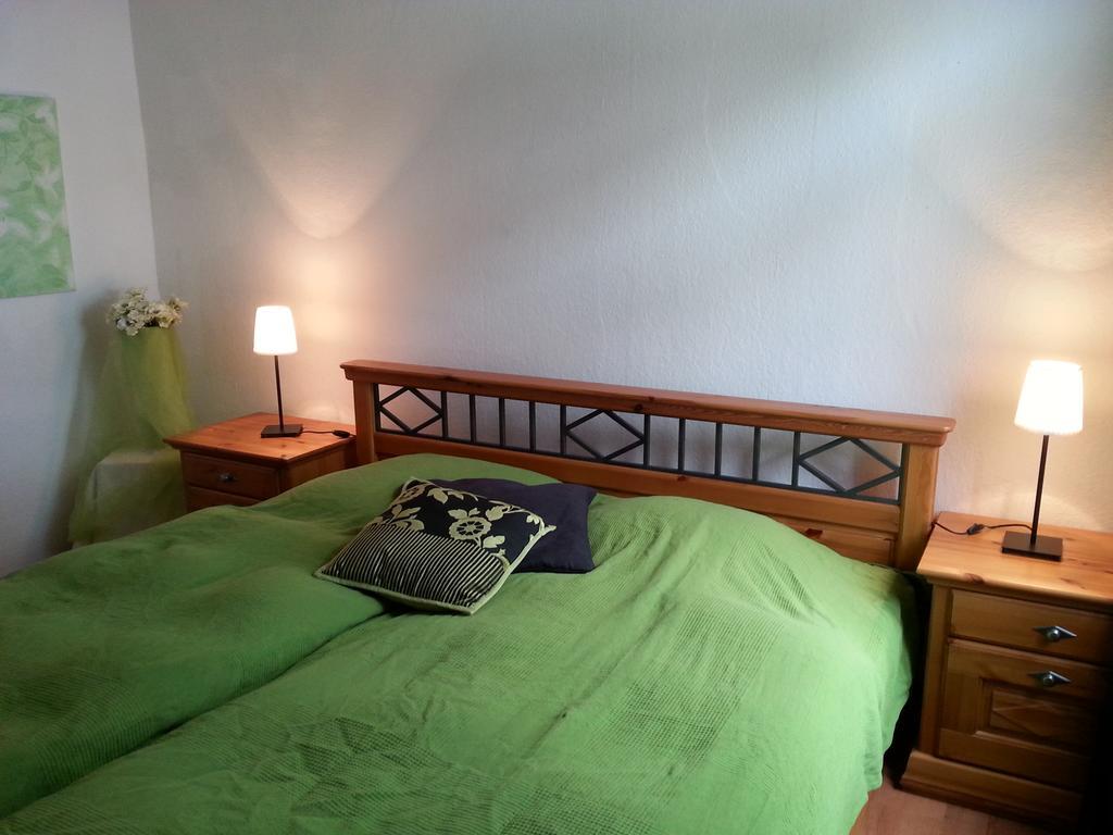 Ferienwohnung Am Nuerburgring Adenau Szoba fotó
