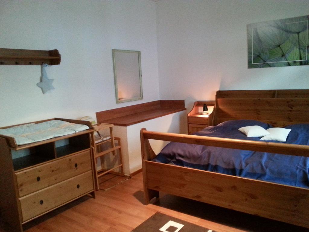 Ferienwohnung Am Nuerburgring Adenau Szoba fotó